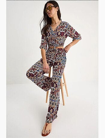 Conjunto de blusa e calças cropped estampadas lucci