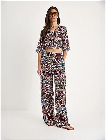 Conjunto de blusa e calças cropped estampadas lucci
