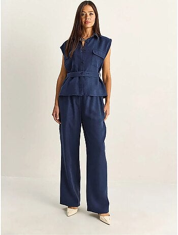 Conjunto de blusa sem mangas com cinto e calças de perna larga lucci
