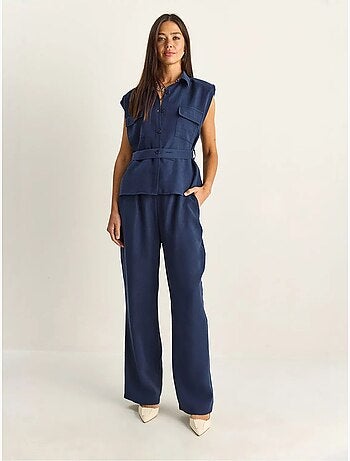 Conjunto de blusa sem mangas com cinto e calças de perna larga lucci