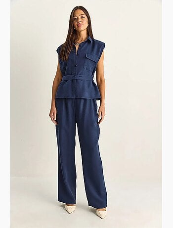 Conjunto de blusa sem mangas com cinto e calças de perna larga lucci