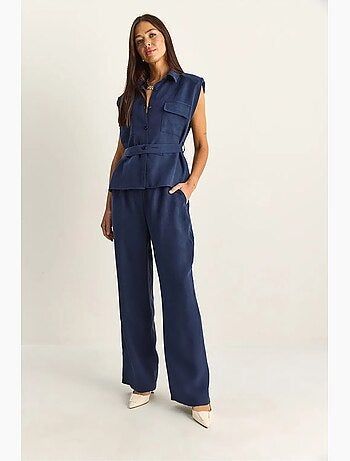 Conjunto de blusa sem mangas com cinto e calças de perna larga lucci