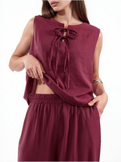 Conjunto de blusa sem mangas texturizada e calças de perna larga hiccup - Kiabi Conjunto de blusa sem mangas texturizada e calças de perna larga hiccup - Kiabi