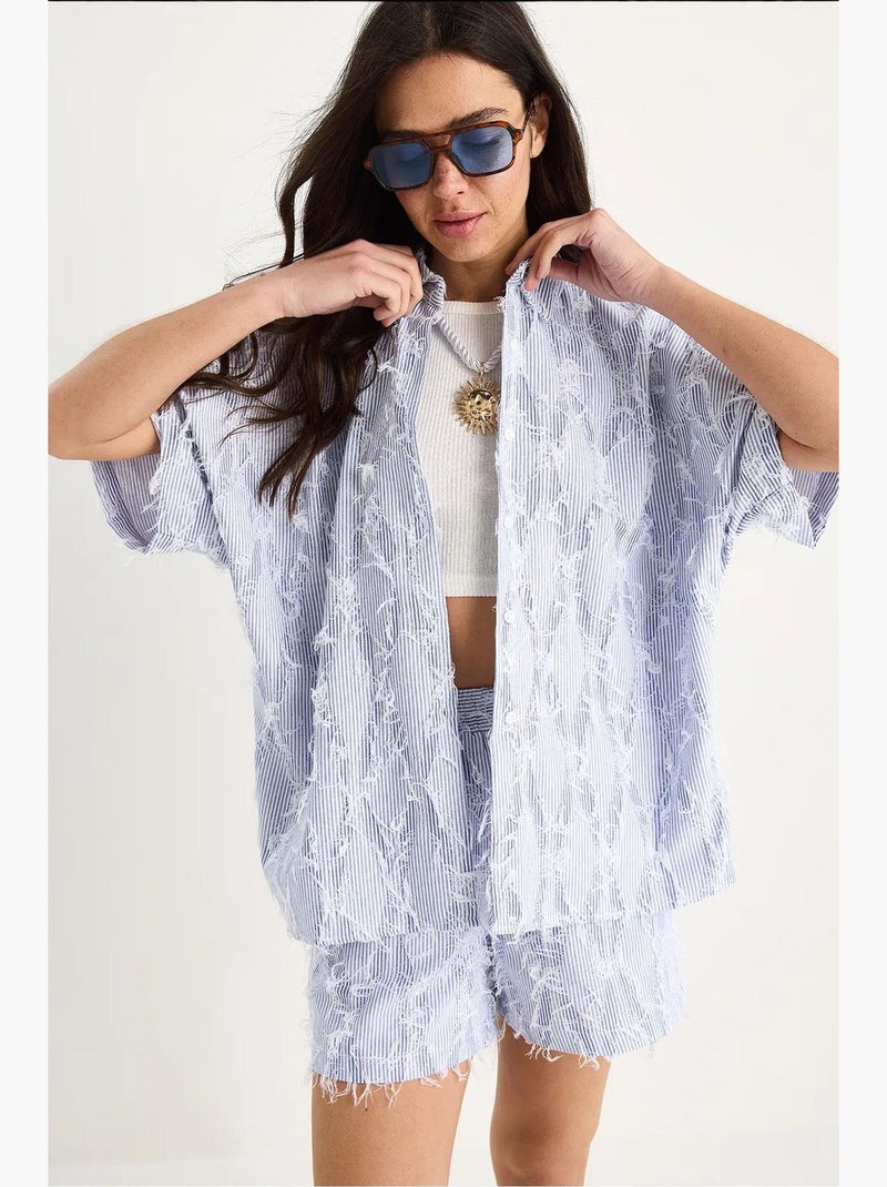 Conjunto de camisa às riscas oversize com franjas, bolso e calções com cós elástico bianco lucci Azul-céu - Kiabi