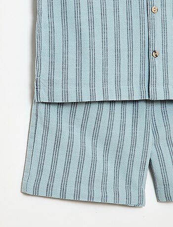 Conjunto de camisa e calções às riscas