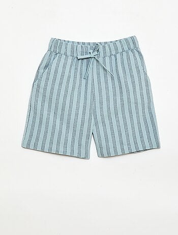 Conjunto de camisa e calções às riscas