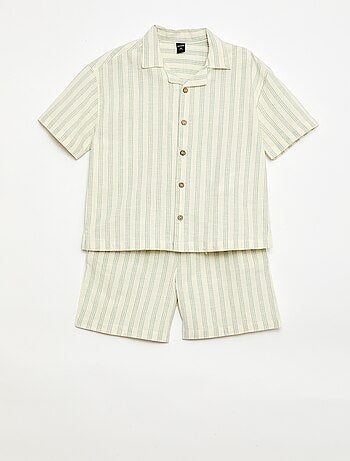 Conjunto de camisa e calções às riscas