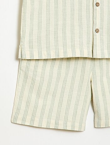 Conjunto de camisa e calções às riscas
