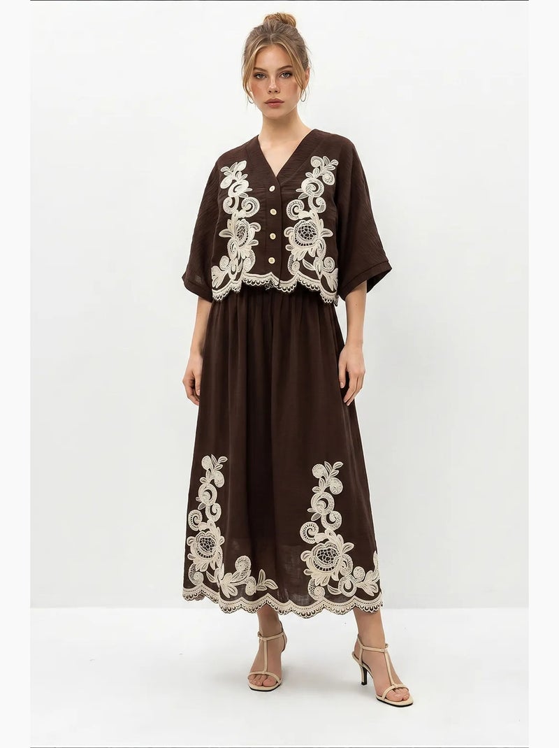 Conjunto de camisa oversized com decote em v bordada e mangas 3/4 e calças de perna larga lucci Castanho - Kiabi