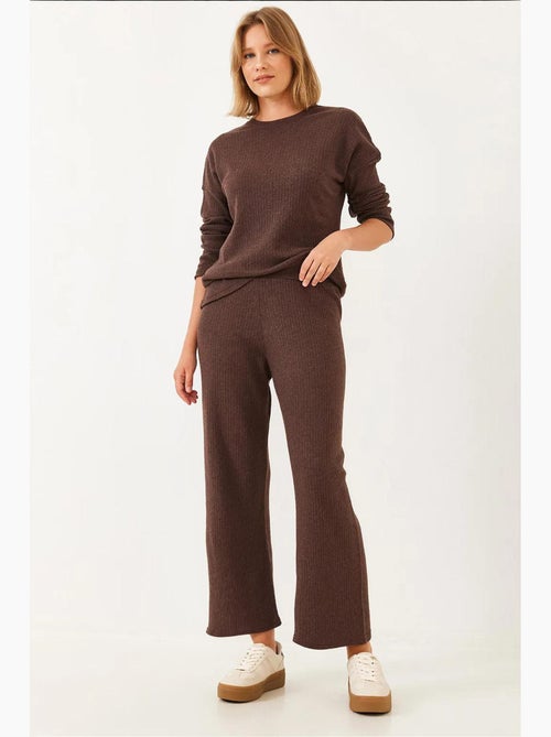 Conjunto de camisola de gola redonda e calças canelado texturizado lucci - Kiabi Conjunto de camisola de gola redonda e calças canelado texturizado lucci - Kiabi