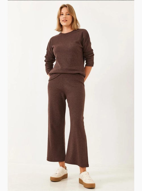 Conjunto de camisola de gola redonda e calças canelado texturizado lucci - Kiabi Conjunto de camisola de gola redonda e calças canelado texturizado lucci - Kiabi