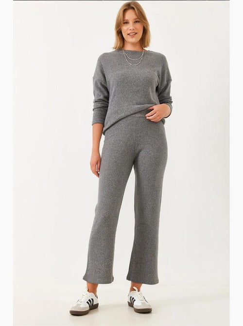 Conjunto de camisola de gola redonda e calças canelado texturizado lucci - Kiabi Conjunto de camisola de gola redonda e calças canelado texturizado lucci - Kiabi