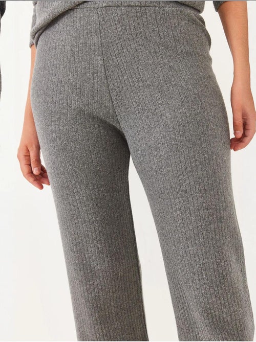 Conjunto de camisola de gola redonda e calças canelado texturizado lucci - Kiabi Conjunto de camisola de gola redonda e calças canelado texturizado lucci - Kiabi