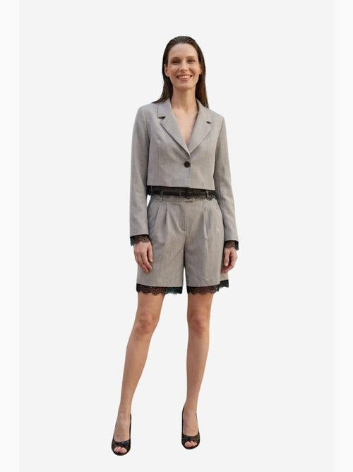 Conjunto de casaco curto e calças de perna larga my fashion - Kiabi Conjunto de casaco curto e calças de perna larga my fashion - Kiabi