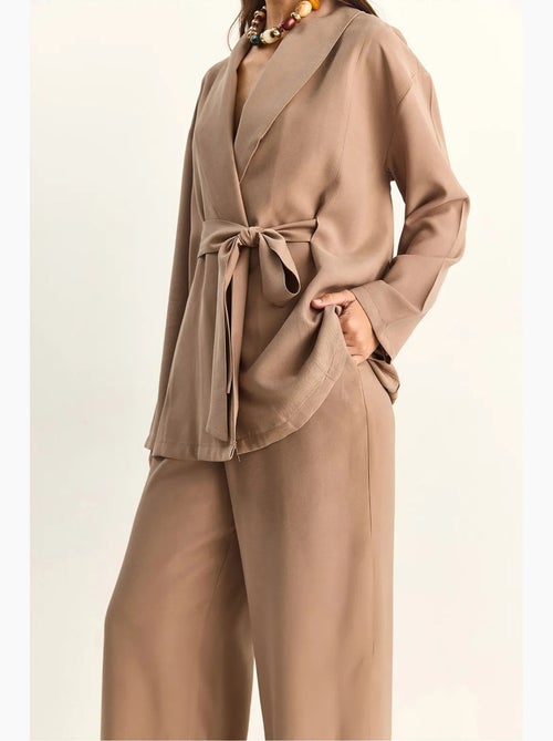 Conjunto de cintura subida com detalhe de laço e gola xaile lucci - Kiabi Conjunto de cintura subida com detalhe de laço e gola xaile lucci - Kiabi