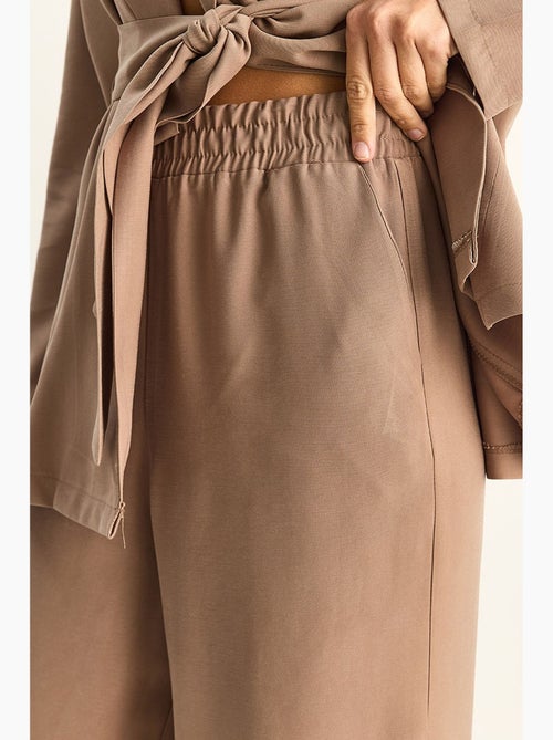 Conjunto de cintura subida com detalhe de laço e gola xaile lucci - Kiabi Conjunto de cintura subida com detalhe de laço e gola xaile lucci - Kiabi