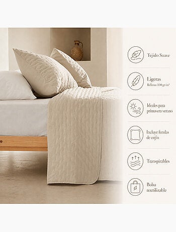 Conjunto de colcha lisa acolchoada com capa de almofada.