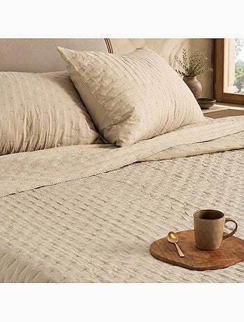 Conjunto de colcha lisa acolchoada com capa de almofada.