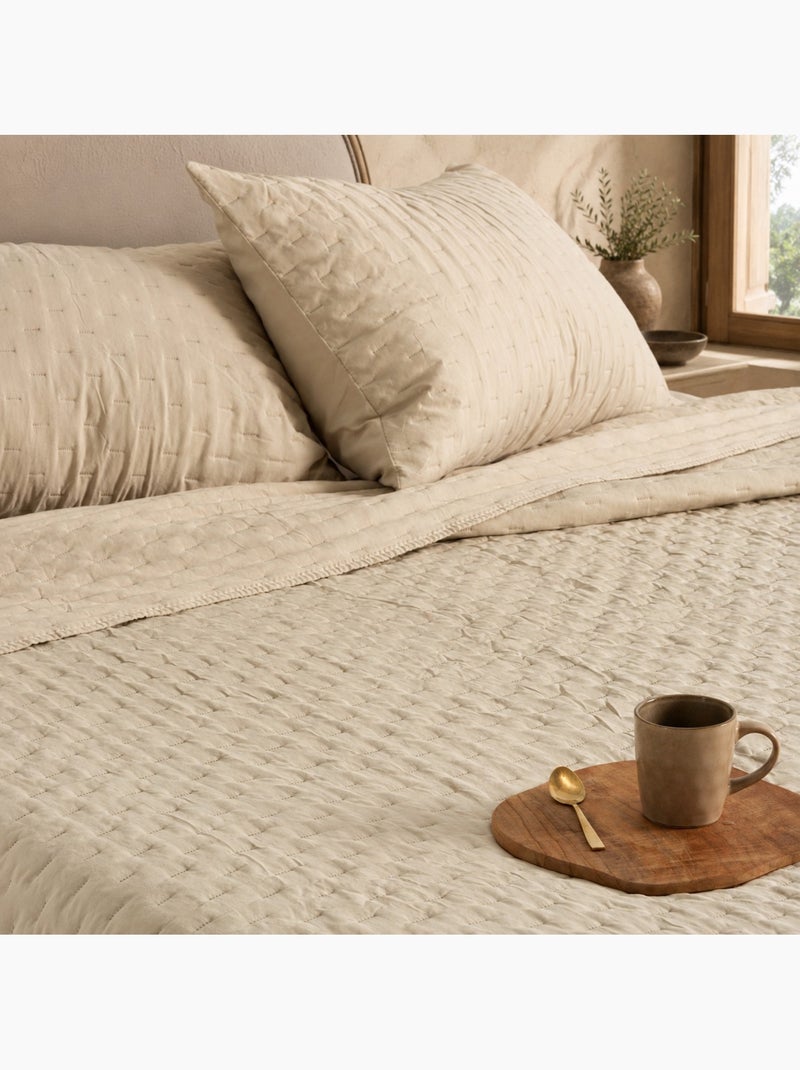 Conjunto de colcha lisa acolchoada com capa de almofada. Bege - Kiabi