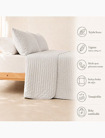 Conjunto de colcha lisa acolchoada com capa de almofada.