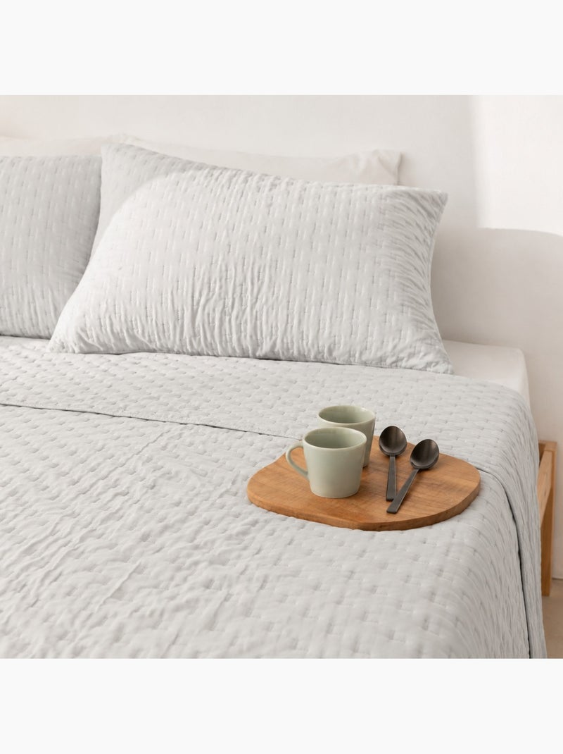 Conjunto de colcha lisa acolchoada com capa de almofada. Cinza claro - Kiabi