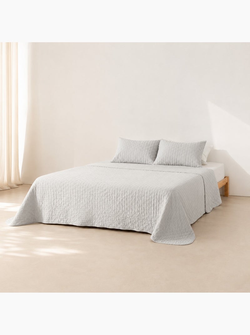 Conjunto de colcha lisa acolchoada com capa de almofada. Cinza claro - Kiabi
