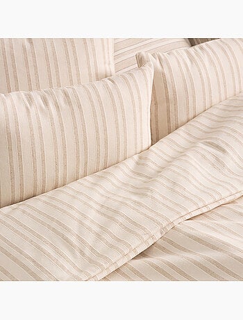 Conjunto de duas capas de almofada em algodão com fio em relevo, tecido texturizado.