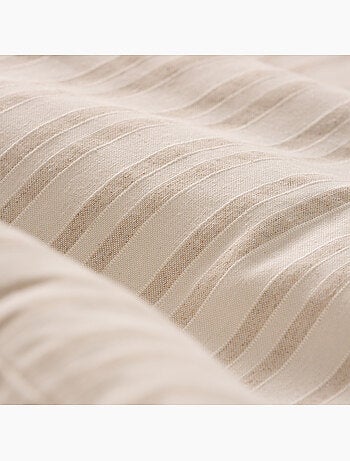 Conjunto de duas capas de almofada em algodão com fio em relevo, tecido texturizado.