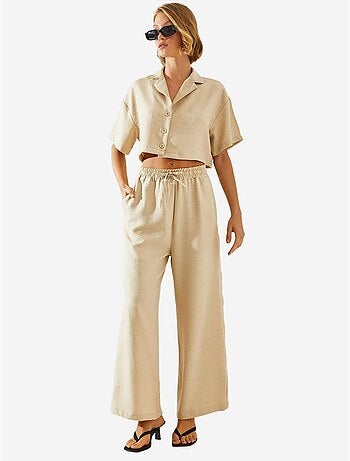 Conjunto de duas peças com blusa cropped e calças abotoadas e bolsos lucci