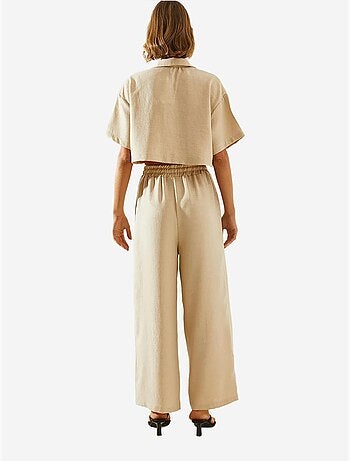 Conjunto de duas peças com blusa cropped e calças abotoadas e bolsos lucci