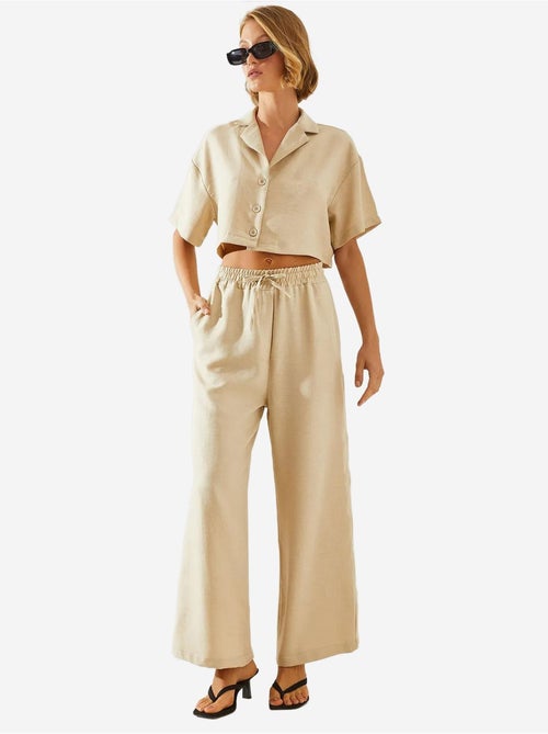 Conjunto de duas peças com blusa cropped e calças abotoadas e bolsos lucci - Kiabi Conjunto de duas peças com blusa cropped e calças abotoadas e bolsos lucci - Kiabi