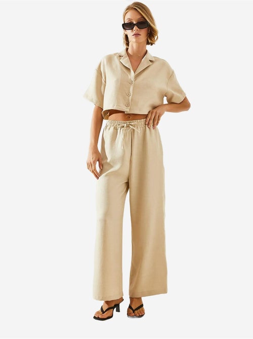 Conjunto de duas peças com blusa cropped e calças abotoadas e bolsos lucci - Kiabi Conjunto de duas peças com blusa cropped e calças abotoadas e bolsos lucci - Kiabi