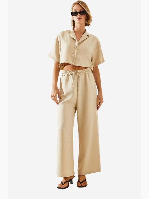 Conjunto de duas peças com blusa cropped e calças abotoadas e bolsos lucci - Kiabi Conjunto de duas peças com blusa cropped e calças abotoadas e bolsos lucci - Kiabi