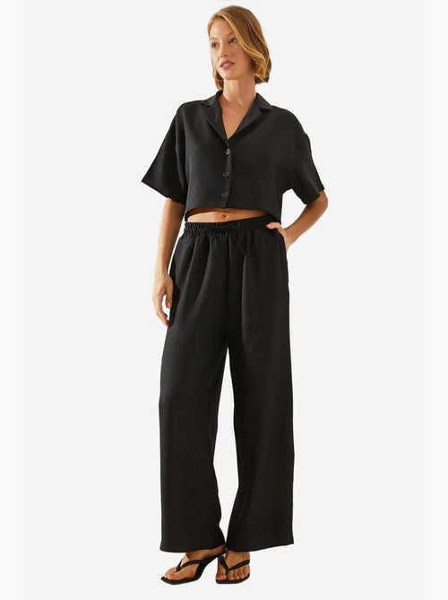 Conjunto de duas peças com blusa cropped e calças abotoadas e bolsos lucci - Kiabi Conjunto de duas peças com blusa cropped e calças abotoadas e bolsos lucci - Kiabi