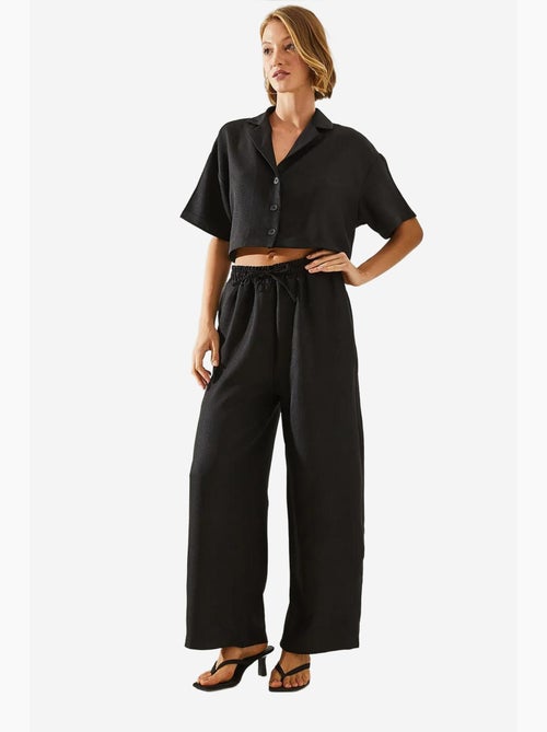 Conjunto de duas peças com blusa cropped e calças abotoadas e bolsos lucci - Kiabi Conjunto de duas peças com blusa cropped e calças abotoadas e bolsos lucci - Kiabi