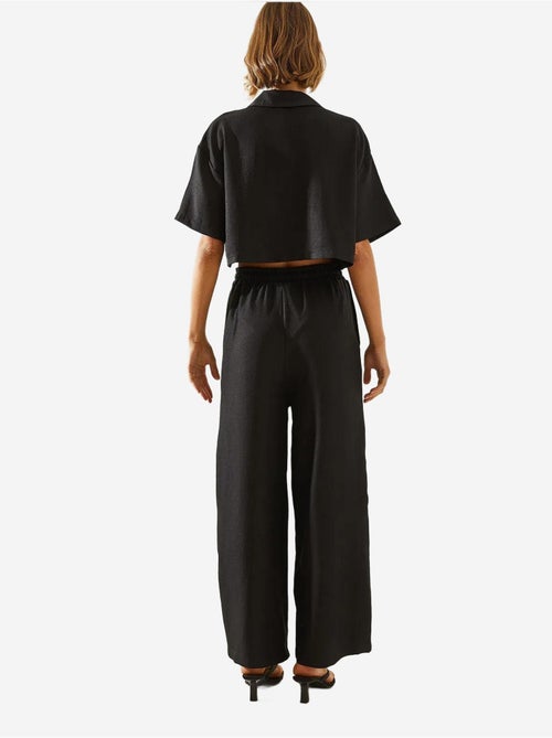 Conjunto de duas peças com blusa cropped e calças abotoadas e bolsos lucci - Kiabi Conjunto de duas peças com blusa cropped e calças abotoadas e bolsos lucci - Kiabi