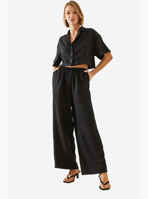 Conjunto de duas peças com blusa cropped e calças abotoadas e bolsos lucci - Kiabi Conjunto de duas peças com blusa cropped e calças abotoadas e bolsos lucci - Kiabi