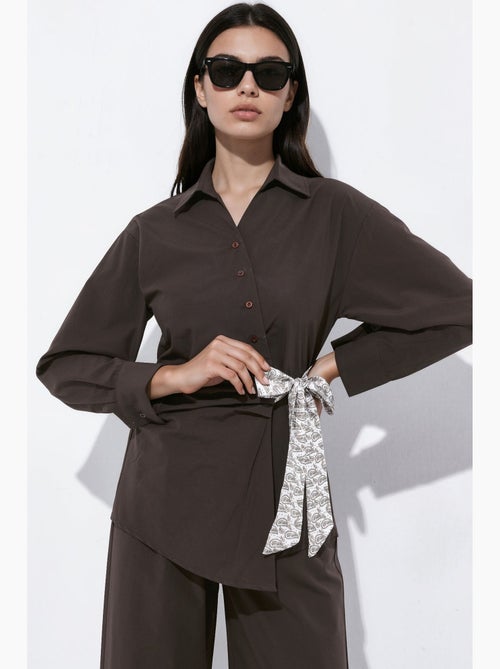 Conjunto de duas peças com camisa de gola cruzada e calças de perna hiccup - Kiabi Conjunto de duas peças com camisa de gola cruzada e calças de perna hiccup - Kiabi