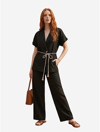 Conjunto de duas peças com cintura subida, decote em v e detalhe de atilhos. My fashion