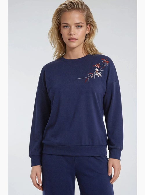 Conjunto de duas peças com sweatshirt bordada e calças hiccup - Kiabi Conjunto de duas peças com sweatshirt bordada e calças hiccup - Kiabi