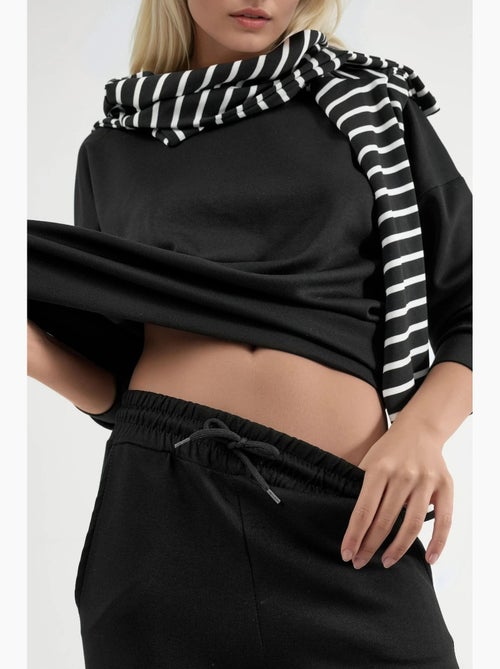 Conjunto de duas peças com sweatshirt de gola redonda modal touch e calças de perna larga hiccup - Kiabi Conjunto de duas peças com sweatshirt de gola redonda modal touch e calças de perna larga hiccup - Kiabi