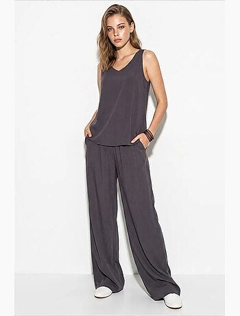Conjunto de duas peças em algodão com blusa de decote em v e calças lucci