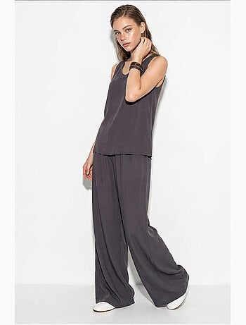 Conjunto de duas peças em algodão com blusa de decote em v e calças lucci