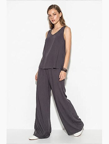 Conjunto de duas peças em algodão com blusa de decote em v e calças lucci