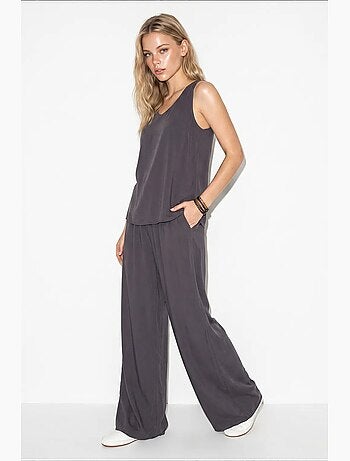 Conjunto de duas peças em algodão com blusa de decote em v e calças lucci