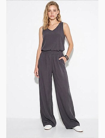 Conjunto de duas peças em algodão com blusa de decote em v e calças lucci