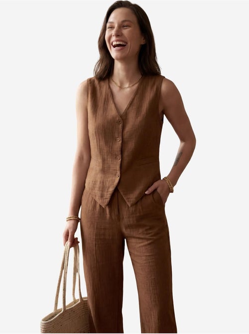 Conjunto de duas peças em algodão texturizado com colete de decote em v e calças my fashion - Kiabi Conjunto de duas peças em algodão texturizado com colete de decote em v e calças my fashion - Kiabi