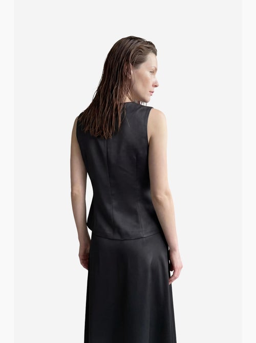 Conjunto de duas peças em cetim com colete de decote em v e saia maxi my fashion - Kiabi Conjunto de duas peças em cetim com colete de decote em v e saia maxi my fashion - Kiabi