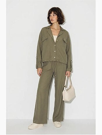 Conjunto de duas peças em crepe com blusa e calças de perna larga lucci