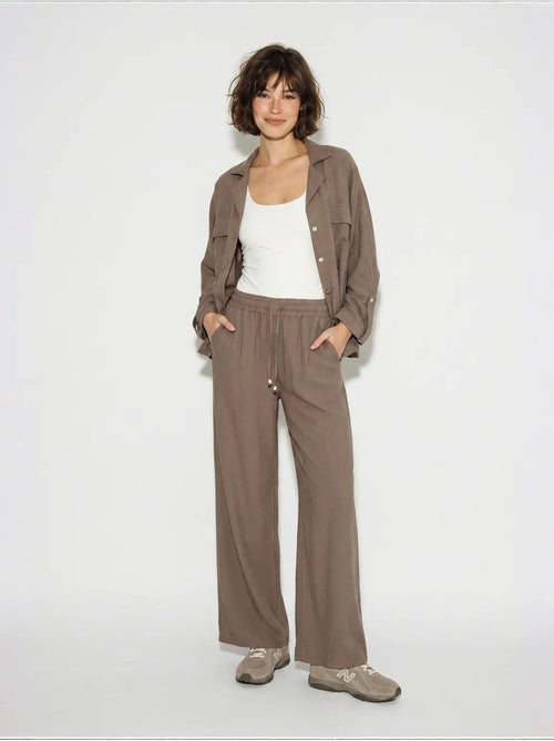 Conjunto de duas peças em crepe com blusa e calças de perna larga lucci - Kiabi Conjunto de duas peças em crepe com blusa e calças de perna larga lucci - Kiabi